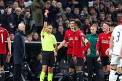 MU thua đau đớn ở Cúp C1, Erik ten Hag bức xúc trọng tài o ép