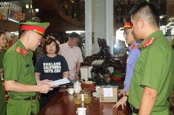 Khởi tố một nữ giám đốc về tội buôn lậu