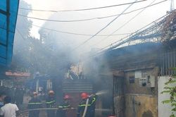 TPHCM: Xưởng giấy cháy nghi ngút, hàng xóm hò nhau ôm tài sản tháo chạy