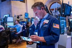 S&P 500 tăng 8 phiên liền; Dầu sụt gần 3%