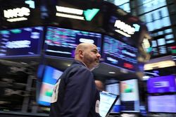 S&P 500, Nasdaq 'chật vật' duy trì chuỗi tăng điểm khi các nhà đầu tư chú ý tới các bình luận của Fed