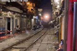 Du khách đổ xô đến 'check in', ngành đường sắt Hà Nội đề nghị giải tỏa phố 'cà phê đường tàu'