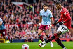 Marcus Rashford cười chua chát sau chiếc thẻ đỏ, điều gì đang xảy ra với 'sát thủ' một thời của MU?