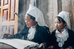 Trải nghiệm kỹ thuật vẽ sáp ong trên sắc vải chàm