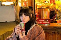 Lên đồ Thu Đông theo gợi ý của Lisa BLACKPINK: Phối hoodie với áo khoác da cực ngầu