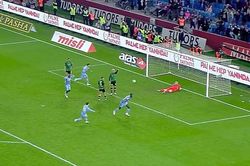 Siêu phẩm đánh gót ghi bàn thần sầu của Ibrahimovic đã được tái hiện