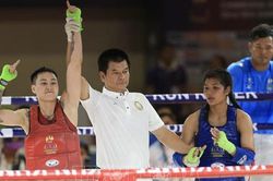 Được mệnh danh là 'Độc cô cầu bại' như Nguyễn Trần Duy Nhất, nữ võ sĩ Việt Nam cố tình không knock-out đối thủ Campuchia nhưng vẫn đoạt HCV