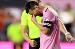 Messi khoe Quả bóng vàng với triệu fan Inter Miami, bị đối thủ phá hỏng bữa tiệc bằng thất bại cay đắng