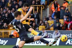Tottentham bất ngờ thua ngược trước Wolves, hụt hơi ở cuộc đua vô địch Ngoại hạng Anh