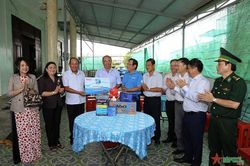 Cùng ngư dân Bến Tre thắp sáng đèn trên biển
