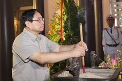 Thủ tướng dâng hương tại Khu Văn hóa tưởng niệm Bác Hồ ở Thanh Hóa