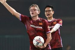 HLV Troussier lý giải việc chọn đối thủ mạnh cho tuyển Việt Nam đá giao hữu