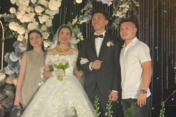 Cùng Quang Hải đến chúc mừng Văn Hậu, Chu Thanh Huyền có hành động gây chú ý với 'mẹ chồng' tương lai