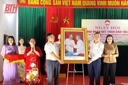Đồng chí Lê Anh Xuân, Bí thư Thành ủy, Chủ tịch HĐND TP Thanh Hóa chung vui ngày hội Đại đoàn kết tại khu phố Tân Nam