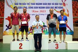 Trao giải cầu lông, bóng bàn ngành Giáo dục mở rộng