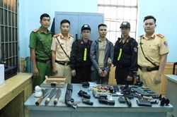 Tạm giữ đối tượng mua bán, tàng trữ 5 khẩu súng và nhiều đạn