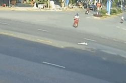Phút nóng vội khiến hai người trên xe máy nhận kết cục thương tâm
