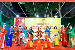 Sôi nổi Ngày hội Đại đoàn kết toàn dân tộc ở khu dân cư số 16, phường Dịch Vọng