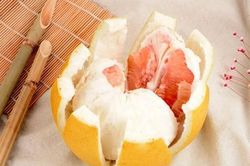 Thứ bị bỏ khi ăn bưởi hóa ra giúp cải thiện nhu động ruột