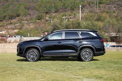 SUV 7 chỗ sử dụng động cơ tăng áp, 'uống xăng như ngửi', giá rẻ bất ngờ