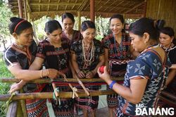 Truyền dạy dệt thổ cẩm Cơ tu