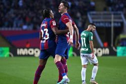 Lewandowski lập cú đúp, Barca ngược dòng đánh bại Alaves ở La Liga