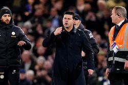 HLV Pochettino nổi cáu với tiếng còi của trọng tài Anthony Taylor, bỏ bắt tay HLV Pep Guardiola