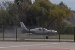 Video máy bay lao khỏi hàng rào, đâm vào ô tô đang đi trên đường