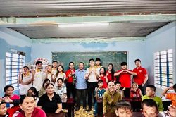 Mang thư viện sách đến với lớp học làng chài xứ Huế