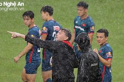 HLV Philippe Troussier loại 3 cầu thủ trước ngày lên đường sang Philippines