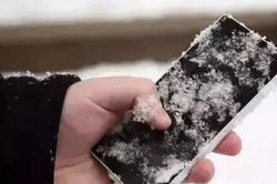 Tại sao pin điện thoại sụt nhanh hơn khi trời lạnh?