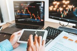 Bị bán mạnh ở giờ 'G', VN Index lùi về chạm mốc 1.100 điểm