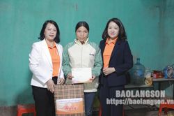 Thăm, tặng quà phụ nữ có hoàn cảnh khó khăn tại 2 huyện Cao Lộc, Lộc Bình