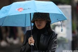 Người dân Thủ đô đi làm trong mưa rét sáng đầu tuần