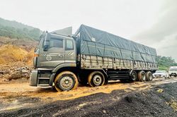 Sạt lở nghiêm trọng trên cao tốc La Sơn - Túy Loan
