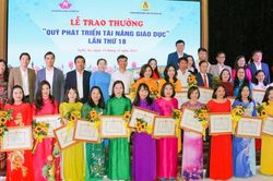 24 giáo viên xuất sắc được trao thưởng 'Quỹ phát triển tài năng giáo dục'