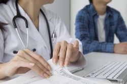 Quy định mới nhằm ngăn tình trạng 'ép' khách hàng mua bảo hiểm