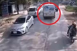 Clip: Hãi hùng với cảnh xe khách 16 chỗ chạy 'điền vào chỗ trống', suýt gặp đại họa