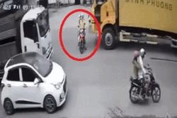 Clip: Xe máy dừng vào điểm mù suýt bị xe tải nghiền nát