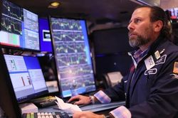 Phố Wall đi ngang sau khi Moody's hạ bậc tín nhiệm Mỹ; Dầu tăng hơn 1%
