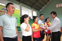 Trường Chính trị tỉnh tổ chức giải cầu lông chào mừng Ngày Nhà giáo Việt Nam và Ngày Truyền thống nhà trường