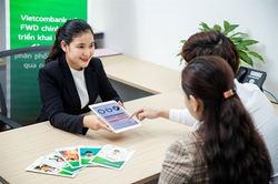 Sắp có chế tài xử lý tận gốc ngân hàng ép người vay vốn mua bảo hiểm