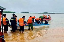 Nỗ lực tìm kiếm 3 người mất tích trong mưa lũ ở Quảng Trị
