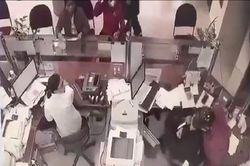 Cướp xông vào 1 chi nhánh ngân hàng ở Nghệ An khống chế nữ nhân viên