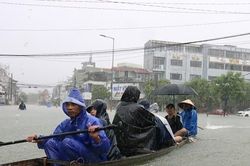 Lật thuyền chở 8 người ở Huế khiến mẹ tử vong, con gái mất tích