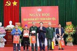 Đồng chí Nguyễn Trọng Nghĩa dự Ngày hội Đại đoàn kết tại tỉnh Bắc Ninh