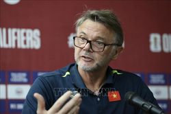 HLV Troussier khẳng định 'sẽ cống hiến những gì tốt nhất' trong trận ra quân