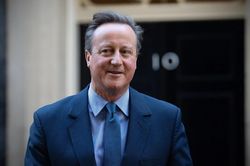 Sự trở lại bất ngờ của ông David Cameron