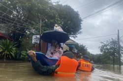 Công an sơ tán nhiều phụ nữ mang thai, trẻ em thoát khỏi vùng lũ