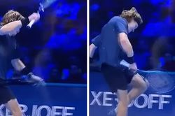 Thua Carlos Alcaraz ở ATP Finals, Rublev đập vợt đến chảy máu đầu gối